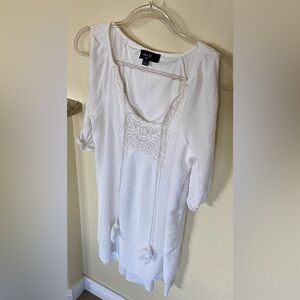 Naif women’s size large petite LP white cut out sleeve embroidered tunic